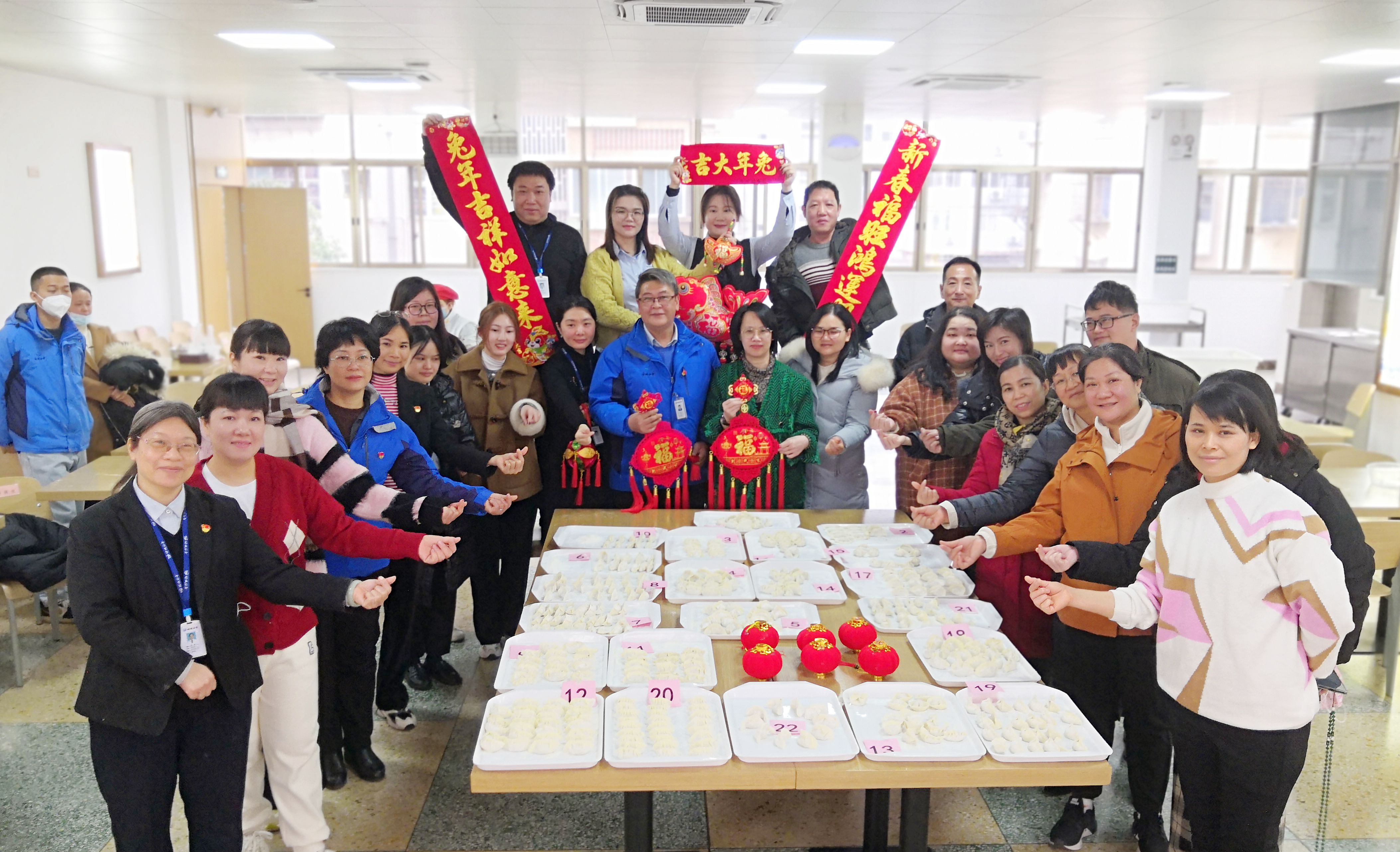 員工齊樂(lè )包餃子  暖意融融迎春節
