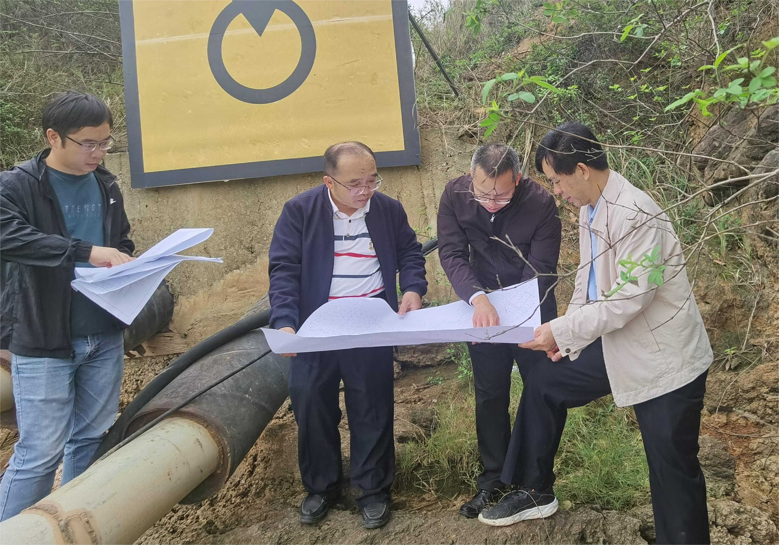 集團公司總工程師韋永平到竹標取水泵站至巒城明新水廠(chǎng)原水管應急工程指導工作